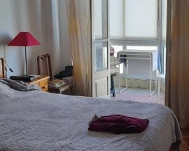 Quarto mobilado com cama de casal em Bobadela