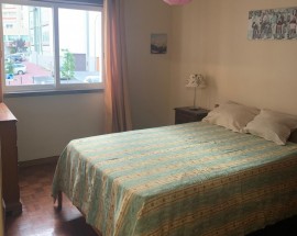 Quarto para arrendar em Linda a Velha zona com transportes