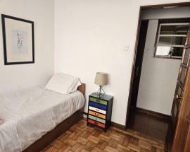 Quarto arrendo a meninas rua das Merces Faculdades Porto