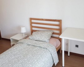 Quartos para raparigas com tudo incluido em Alfornelos