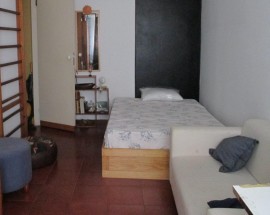 Quarto a estudante do genero feminino Lisboa Ajuda