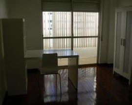 Quarto junto a linha amarela do metro Odivelas