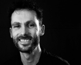 Profissional das Ciencias Sociais procura quarto