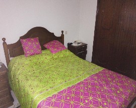 Tenho quarto individual para alugar a rapariga