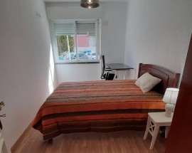 Quarto totalmente mobilado Metro Qta das Conchas Lumiar