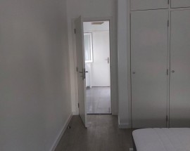 Quarto enorme com roupeiro triplo e muita luz natural