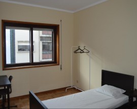 Quarto individual na rua Antero de Quental no Porto