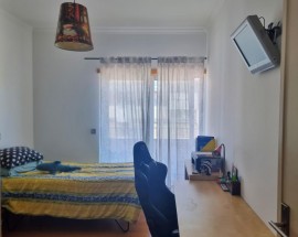 Quarto simpatico em ambiente familiar