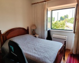 Quarto em moradia no Bairro da Encarnacao