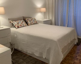 Quarto cama casal com varanda em Lisboa