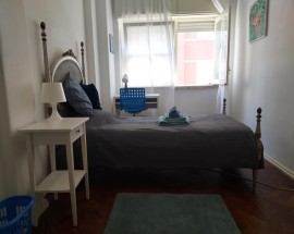 Arrendo individual luminoso perto do Jardim Constantino