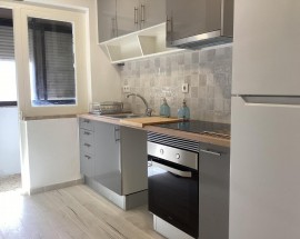 Alugam se quartos em Almada centro