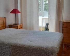 Quarto mobilado com cama de casal em Bobadela