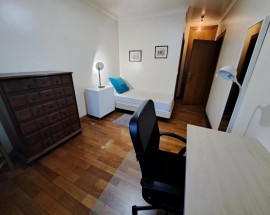 Quarto para menina estudante perto Universidade de Lisboa