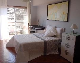 Sunny 2 room apartment with balcony in downtown Porto