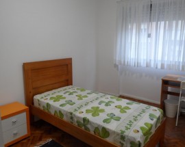 Quarto em apartamento todo equipado no Lumiar