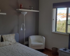 Quarto mobilado com lareira e Tv a 1 km da Ericeira