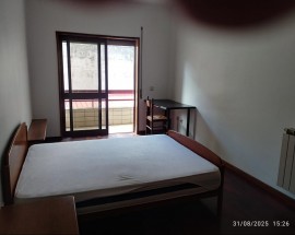 Quarto com cama de casal casa de banho privativa