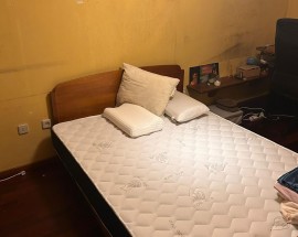 Quarto com cama de casal casa de banho privativa