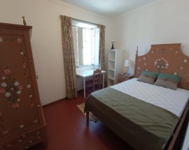 Quarto individual no centro historico a rapariga em Evora
