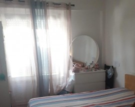 Quarto para arrendar a pessoa genero feminino em Alges