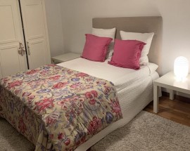 Quarto com cama de casal no Porto