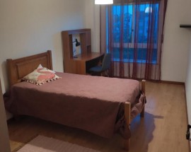 Quarto para meninas estudantes em Sobreda Almada