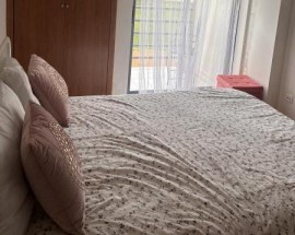 Quarto com varanda e casa de banho privativa em Almada