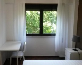 Quarto em Benfica Lisboa com limpeza nas areas comuns