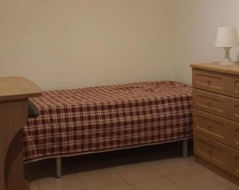 Quarto interior sem janela com vitral no Porto