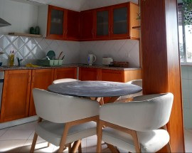 Quarto com varanda privada e sala comum em Leiria