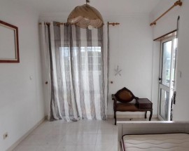 Quarto com varanda em Almada Sobreda