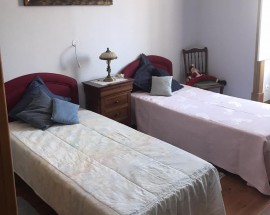 Cama em quarto duplo no centro de Faro