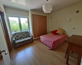 Alugo suite com wc privado em moradia familiar Oeiras