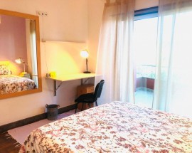 Quarto com varanda em Alcoitao apenas raparigas