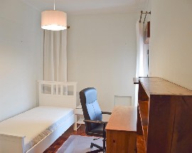 Apartamento localizado em Alges