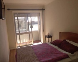 Quarto a menina estudante ou trabalhadora ao HSJoao
