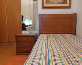 Quarto Lisboa rapazes limpeza internet TV 4