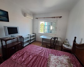 Quarto 25 m2 wc privativo Carcavelos Parede
