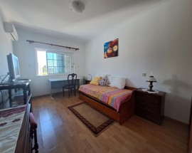 Quarto 25 m2 wc privativo Carcavelos Parede