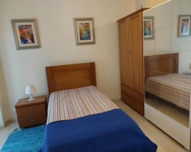 Quarto Lisboa rapazes limpeza internet TV 1