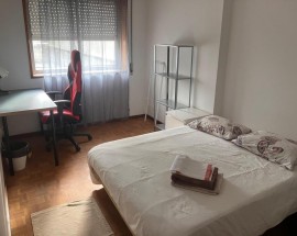 Spacious doublebed with big terrace and tree views Porto