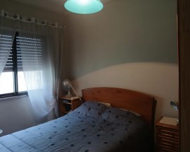 Quarto individual com cama de casal Odivelas