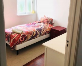 Quarto de solteiro com janela a 3 min estacao Damaia