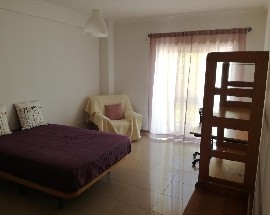 Quarto estudante rapariga a 2 min a pe da FCT UNL