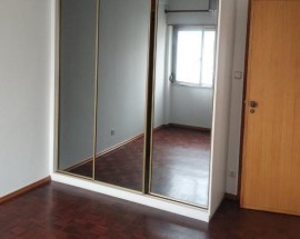 Quartos para meninas a 200 metros do Metro de Odivelas