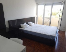 Quarto com cama de casal e varanda Braco de Prata Lisboa