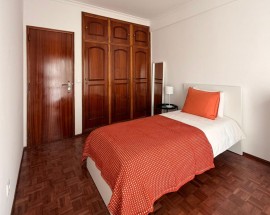 Quarto a 150 metros da estacao de Algueirao Mem Martins