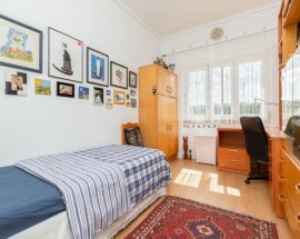 Quarto em Apartamento renovado no Lumiar
