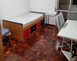 Quarto em apartamento localizado em Benfica